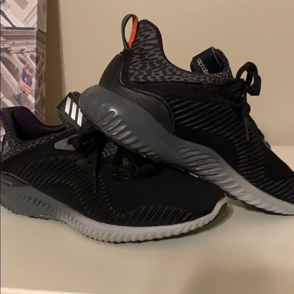 Adidas alphabounce black tennis shoes